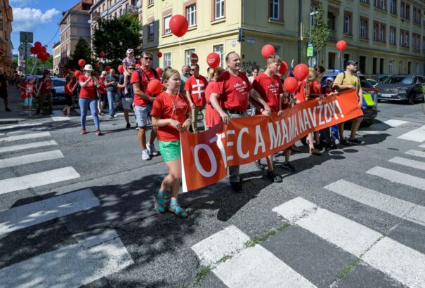 Családpárti felvonulás Pozsonyban – kulturált válasz a család intézményét kétségbe vonó Pride-ra