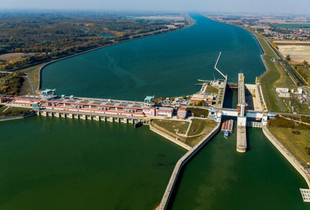 Rendkívüli parlamenti ülést kezdeményez az ellenzék a bősi vízlépcső ügyében