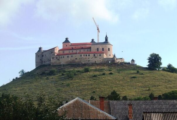 A viharban megrongálódott Krasznahorka várának teteje, három gerincelem elmozdult
