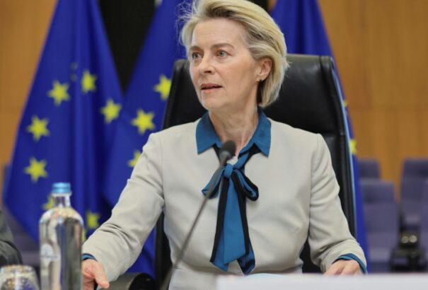 Mint a süllyedő hajót? Távozik posztjáról von der Leyen kémfőnöke
