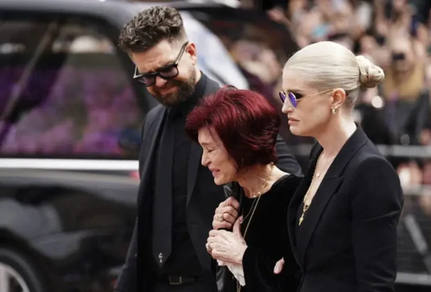 Több tízezer ember búcsúzott a birminghami gyászmeneten Ozzy Osbourne-tól