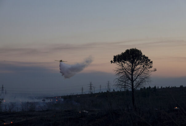 Dél-Európában lángolnak az erdők, Lengyelországban özönvízszerű esőkre figyelmeztetnek