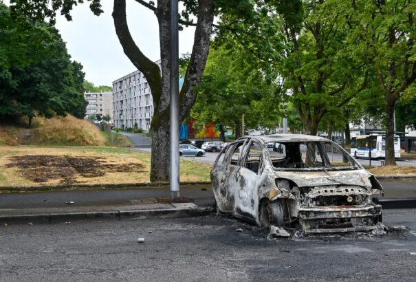 Több mint 100 álarcos terrorizálta a francia Limoges városát szombaton