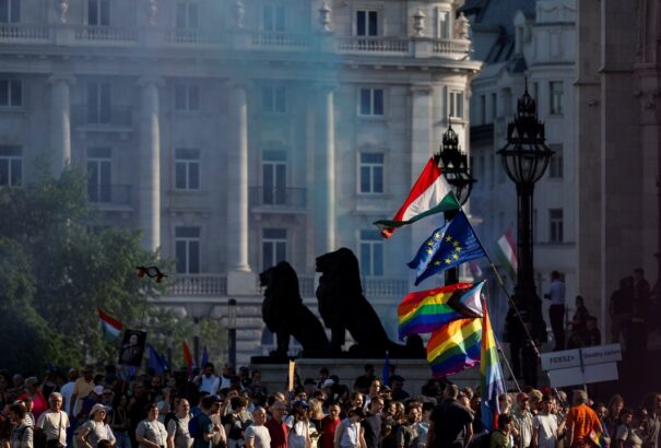 Utcai politika: Csökkent a tüntetések száma a 2025-ös évben, de Közép-Kelet-Európába billent el a súlypontjuk