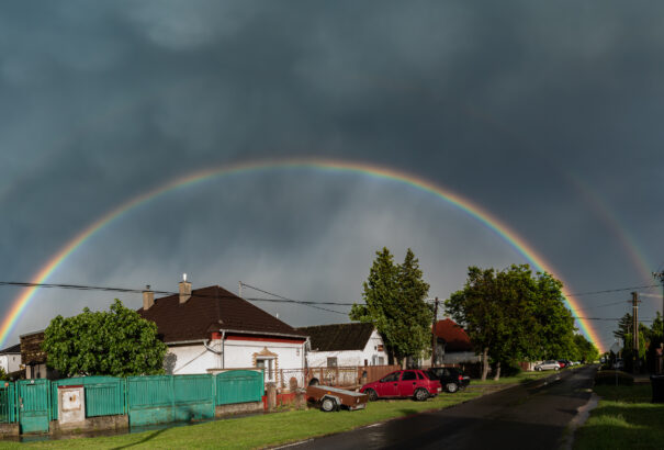 Melegszik az idő, több helyen elsőfokú riasztás van érvényben a várható viharok miatt