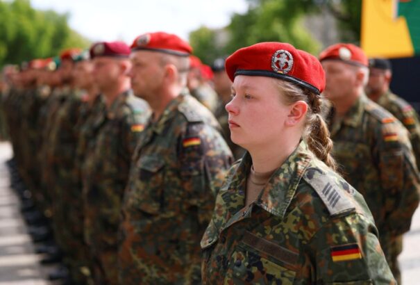 Németország féléves önkéntes katonai szolgálatot vezetne be