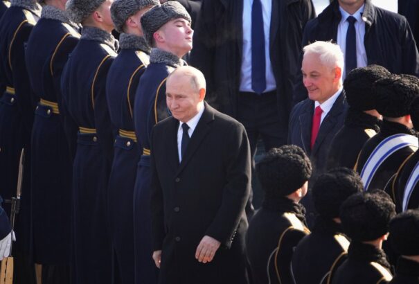 Ukrán helyett mégis orosz összeomlás jön? Putyin visszavágná a katonai kiadásokat