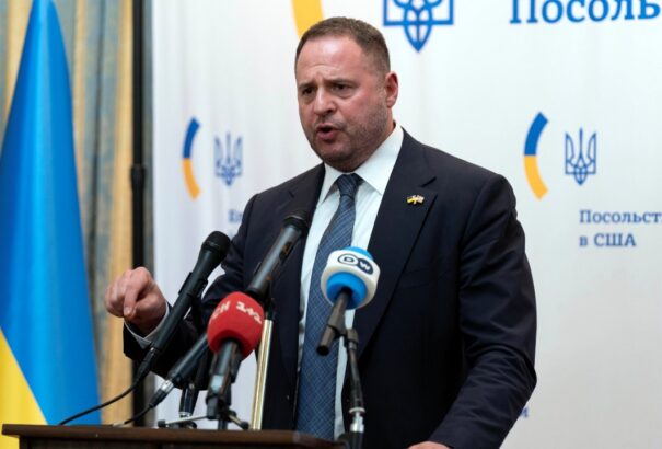 Kettős válság Ukrajnában – Katonai nyomás és politikai tisztogatások közepette cserélne kormányt Zelenszkij