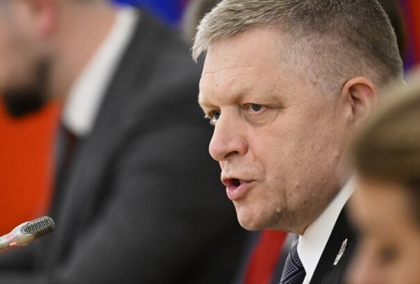 Fico: A szlovák újságírók és aktivisták leszerződtek Nagy-Britanniával, hogy tönkreteszik a Smert