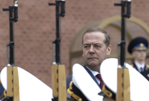 Medvegyev: A Nyugat háborút folytat Oroszország ellen, Moszkvának válaszolnia kell