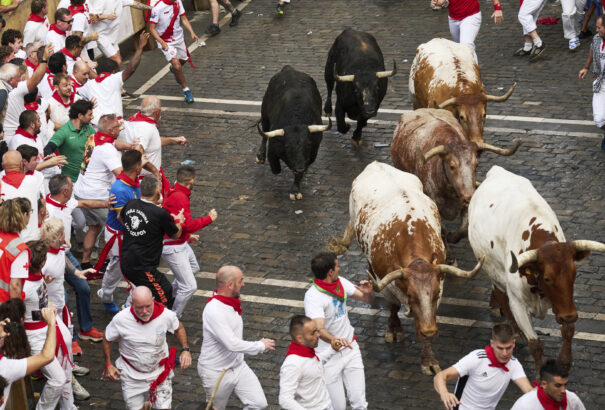 Könnyebb sérülésekkel végződött az év első bikafuttatása Pamplonában
