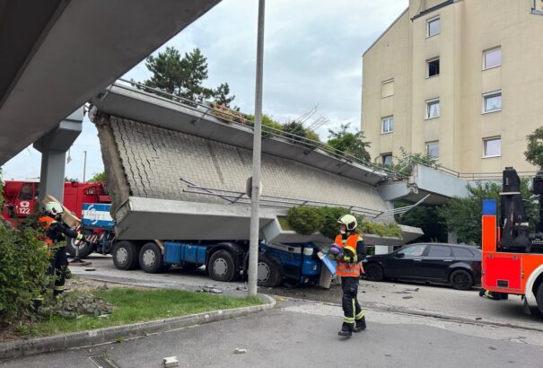 Összedőlt egy gyalogoshíd a felső-ausztriai Linzben