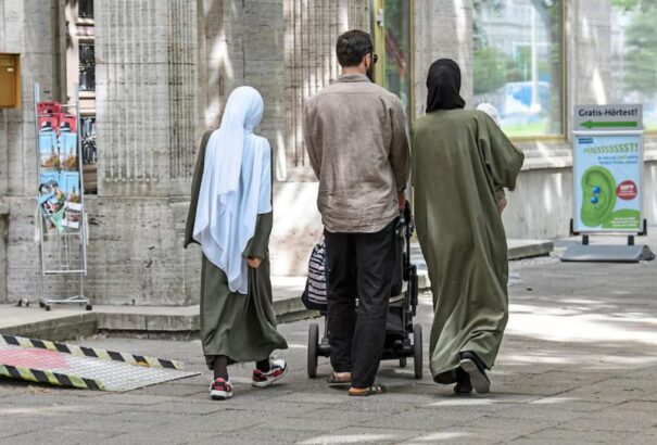 Nyolcezer Görögországban rekedt migráns egyszerűen átrepült Németországba