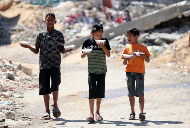 Táplálékkiegészítőre váró gyerekes családokat bombázott az izraeli hadsereg Gázában