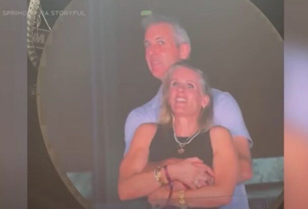 Csók vagy botrány? A Coldplay-koncerten lebukott a techcég vezérpárosa – Videóval