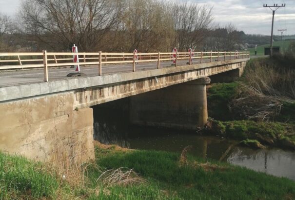 Új hidat kap Egeg: lebontják a 66 éves szerkezetet a Selmec-patak fölött