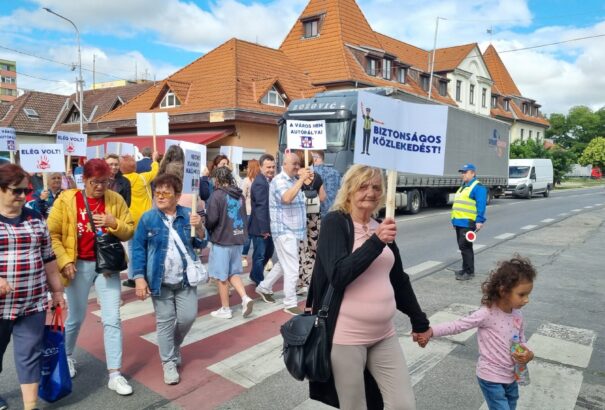 Kamionforgalom bénította meg Gútát és környékét – Tüntetéssel követeltek biztonságosabb közlekedést