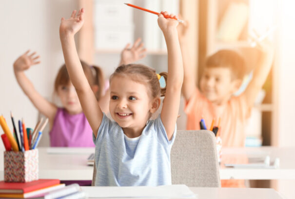 Emelik a családi pótlékot az elsősök szüleinek. Mutatjuk, mennyit kapnak az államtól