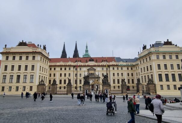 Itt a nagy V4-összehasonlítás: villanyáram, üzemanyag, lakhatás, gazdasági teljesítmény – ki hol áll Közép-Európában?