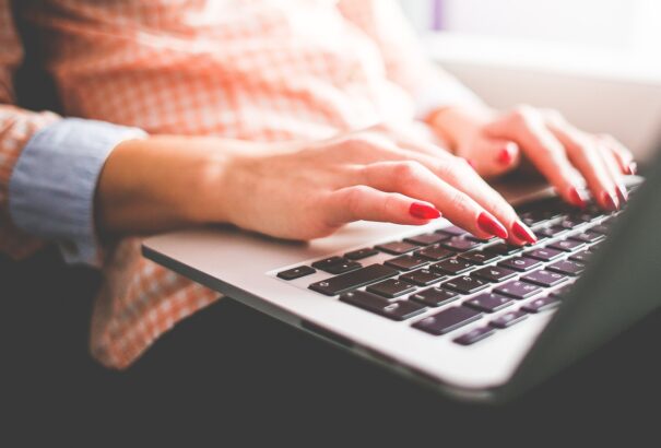 Kevés a képzett munkaerő, a cégeknek a Z generációt kell megcélozniuk