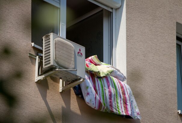 74 éves nő zuhant ki egy 11. emeleti lakás ablakán Pozsonyban