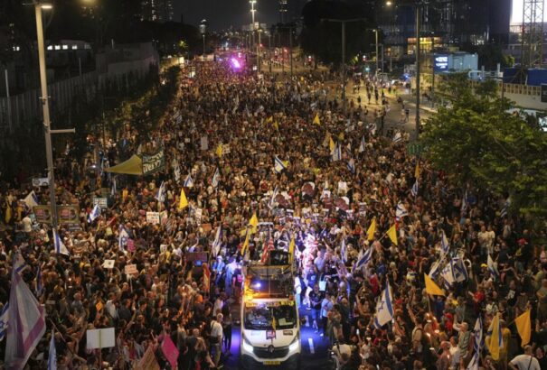 Több tízezer ember tüntetett Tel-Avivban a gázai háború kiterjesztése ellen