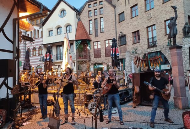 A Bordó Sárkány ismét leszállt a komáromi Európa Udvarban – koncertbeszámoló