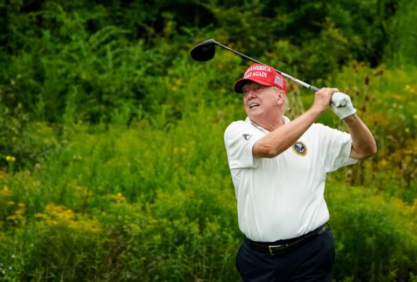 Zelenszkij egy, a lábát elvesztett katona golfütőjét ajándékozta Trumpnak