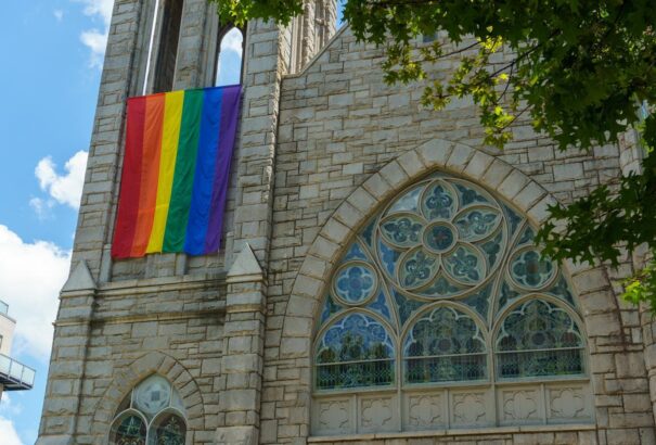 Szivárvány a templom falain: az LMBTQ-ideológia és a válságban lévő nyugati egyházak