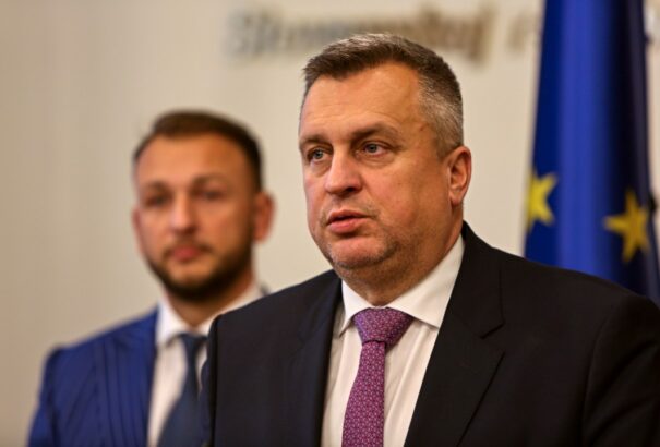 Danko ultimátumot adott Šaškonak  a mentőautó-tender ügyében