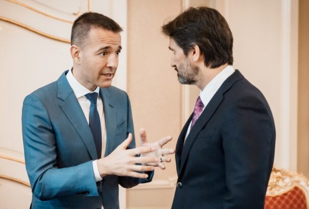 Megérkezett Drucker újabb javaslata: Pedagógusok helyett menedzsereket az iskolaigazgatói székekbe