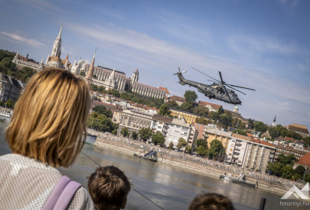 Lélegzetelállító légi parádét tartott a Honvédség Szent István napján