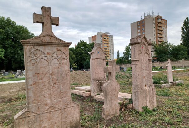 Tovább változik a komáromi katolikus temető arculata