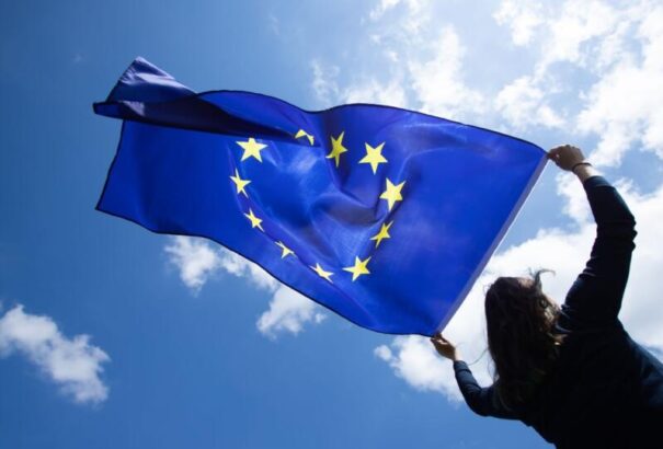 Felmérés: A lakosság többsége maradna az EU-ban és a NATO-ban