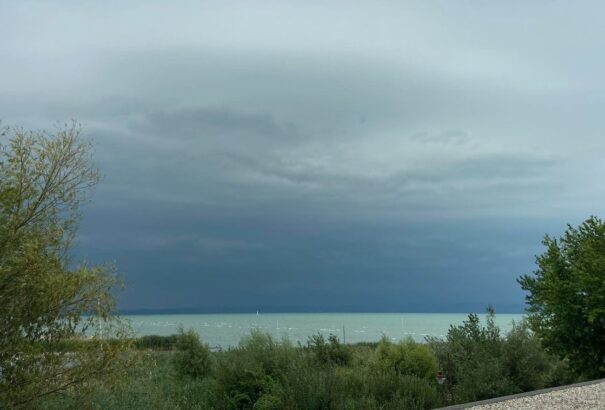 Változóan felhős-napos idő várható, széllel