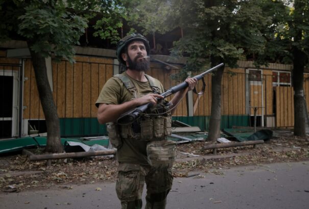 Enyhítés Kijevben: a 18-22 éves férfiak újra elhagyhatják Ukrajnát