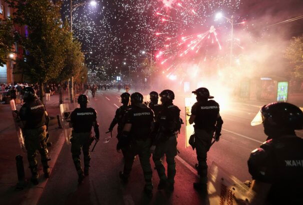 Belgrádban könnygázzal oszlatták a tiltakozó tömeget, Újvidéken felgyújtották a kormánypárt irodáját