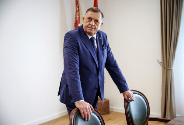 Milorad Dodik nem ismeri el elnöki megbizatása visszavonását, helyette népszavazást írna ki