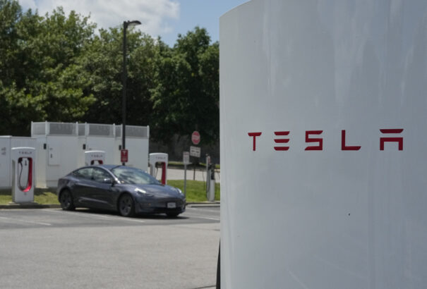 Egy amerikai esküdtszék 243 millió dollár kártérítésre kötelezte a Teslát