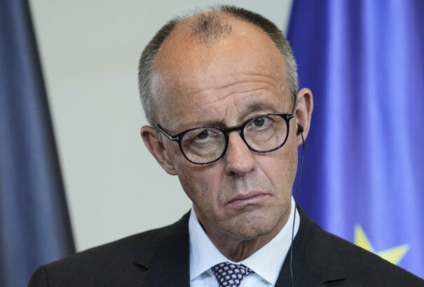 Merz: Németország felfüggeszti a katonai felszerelések szállítását Izraelbe