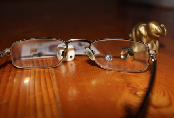 Tóth Ferenc: Hajrá, szemüvegesek! – Intimsampon, indulona