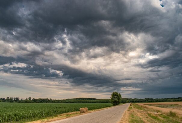 Túlnyomóan felhős időnk lesz, elszórtan záporokkal