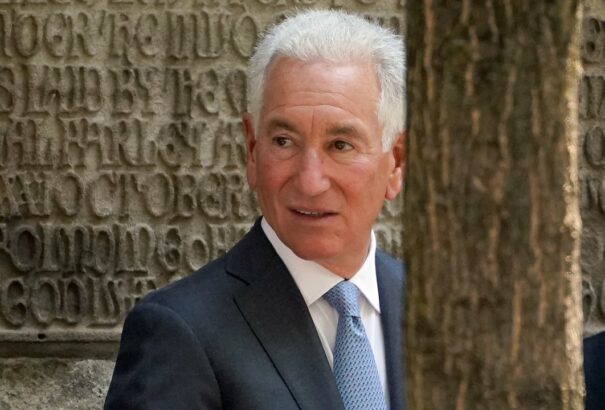 Kitört a botrány: Párizs bekéreti az amerikai nagykövetet