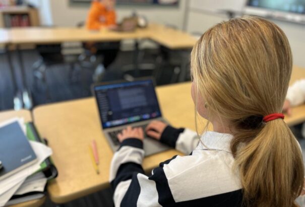 Dániában engedélyezik a mesterséges intelligencia használatát az angol szóbeli érettségin