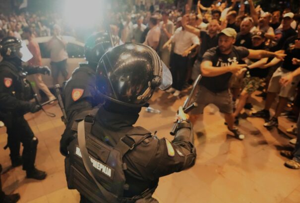 Ismét erőszakba torkolltak a szerbiai tüntetések, több tucat ember sérült meg