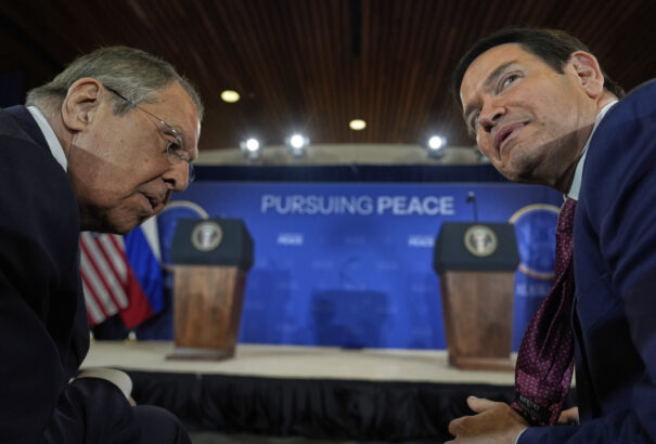 Egy alaszkai szállodában felejtett dokumentumok árulták el a Trump–Putyin csúcstalálkozó részleteit