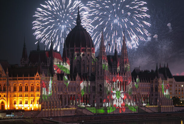 Tűzijáték, virágkarnevál, állami ünnepségek élőben a közmédia csatornáin