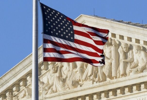 Trump börtönnel és vízummegvonással büntetné az amerikai zászló meggyalázását