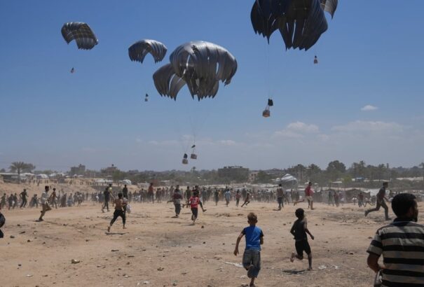 Agyoncsapott egy 14 éves fiút egy repülőgépről ledobott segélycsomag Gázában