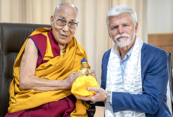 Kína megszakítja a kapcsolatot a cseh elnökkel, mert a dalai láma meglátogatásával megsértette az ország szuverenitását